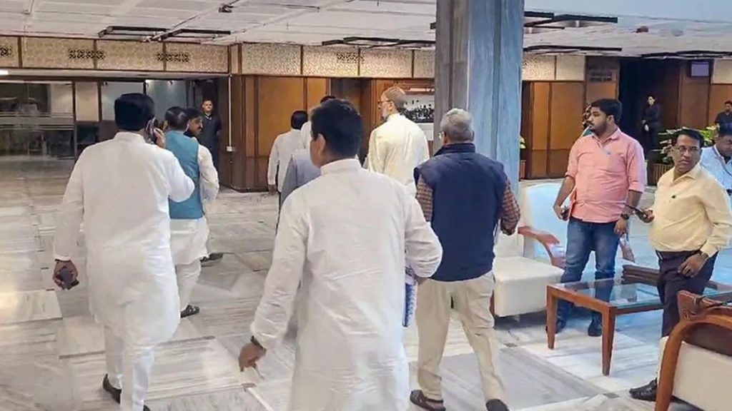 Waqf Bill : वक्फ पर JPC बैठक में जबरदस्त हंगामा, 10 सांसद हुए सस्पेंड 