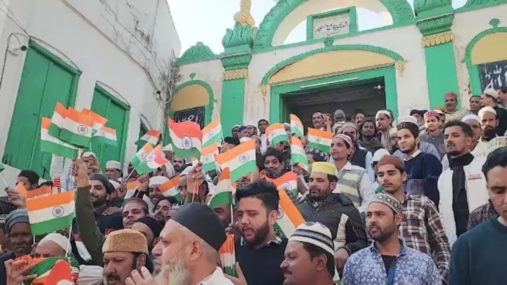 Sambhal : ‘हिन्दुस्तान जिंदाबाद’ के नारों से गूंजा संभल, नमाजियों ने दिया राष्ट्रीय एकता व भाईचारे का संदेश