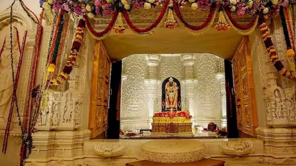 Ayodhya : राम मंदिर में उमड़ा भक्तों का सैलाब, ट्रस्ट ने कहा “15 दिन ना आए अयोध्या”