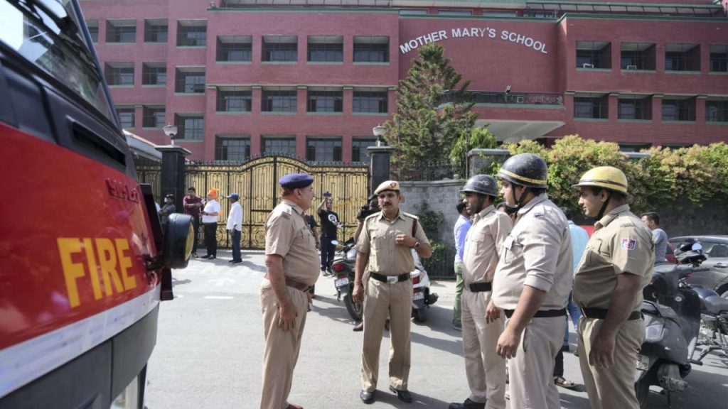 Delhi Bomb Threat : दिल्ली में बम वाली धमकी का हुआ पर्दाफाश, 12वीं का छात्र भेज रहा था थ्रेट मेल