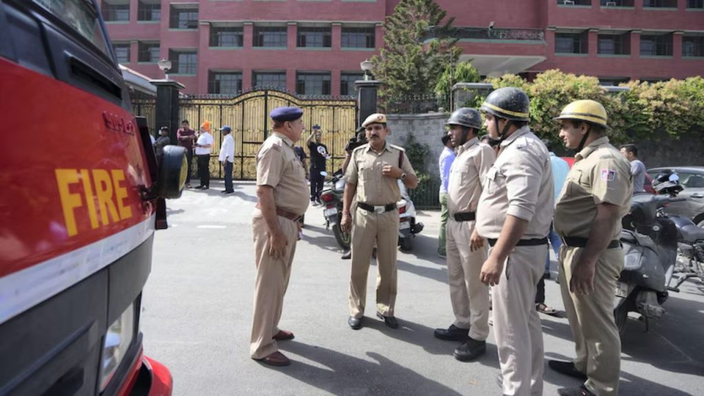 Bomb Threat: नोएडा के स्कूलों को मिली बम से उड़ाने की धमकी, पुलिस ने किया खुलासा