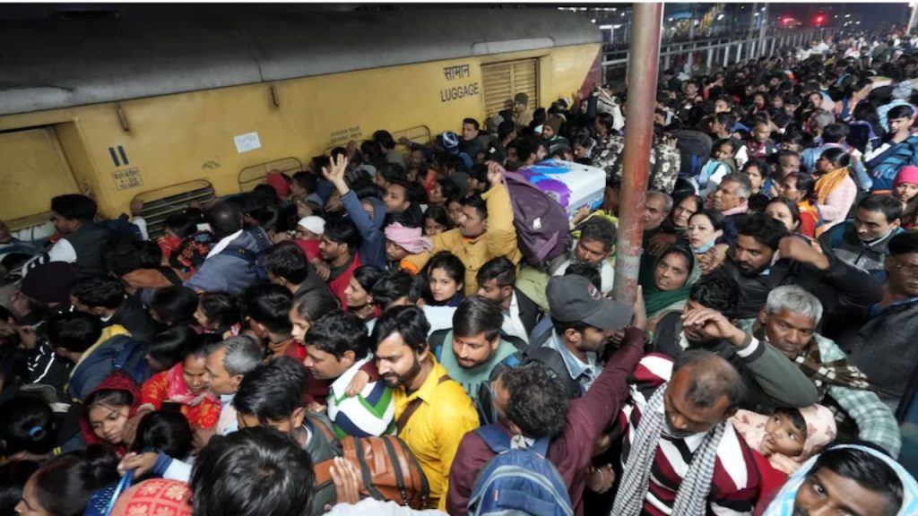 New Delhi Railway Station Stampede: नई दिल्ली स्टेशन का भयानक मंजर, भगदड़ में 18 लोगों की हुई मौत