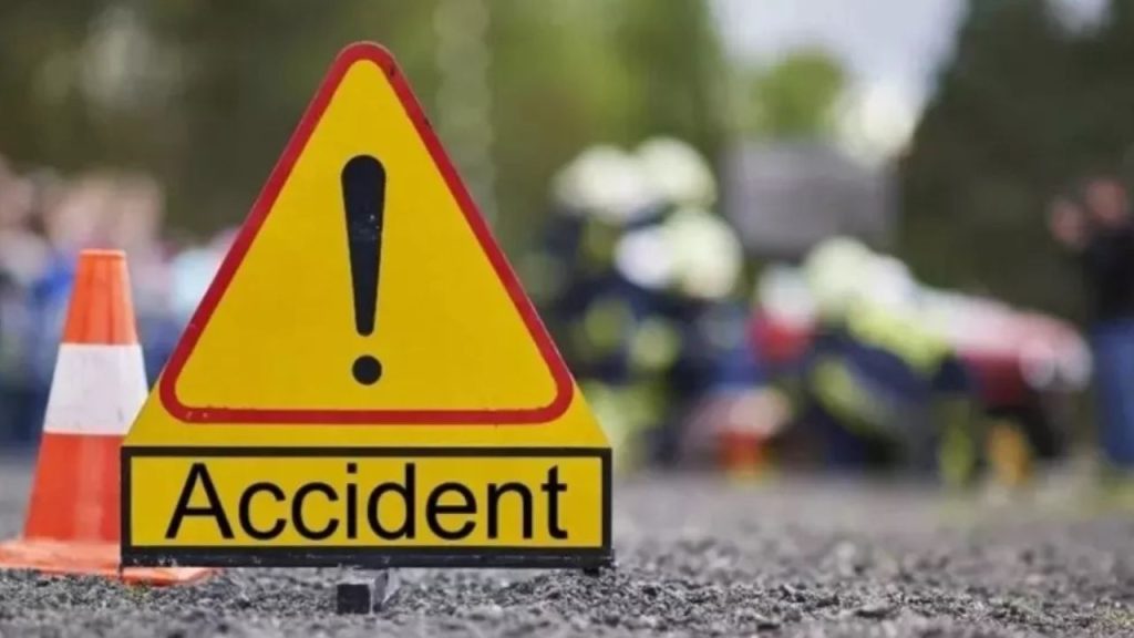 Gujarat Bus Accident: महाकुंभ से लौट रही बस हादसे का शिकार, 7 लोगों की मौत, 15 घायल