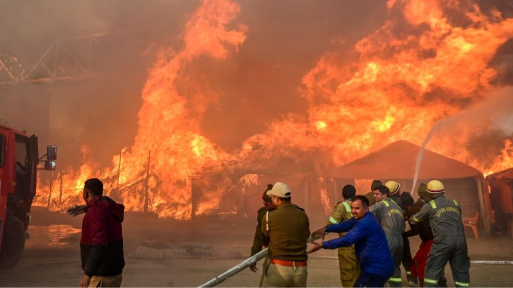 MahaKumbh 2025: महाकुंभ क्षेत्र के सेक्टर 20 में लगी भयानक आग, दमकल ने पाया काबू 