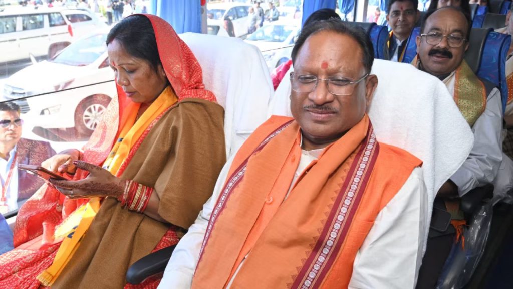Mahakumbh 2025 : विधायकों संग प्रयागराज पहुंचे सीएम साय, संगम में लगाई आस्था की डुबकी 
