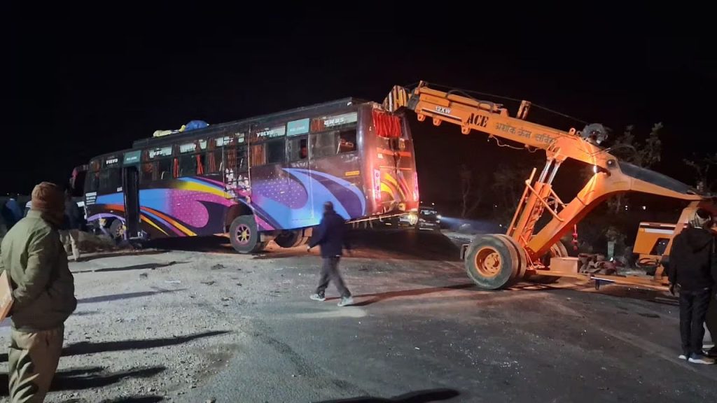 MahaKumbh Bus Accident : महाकुंभ जा रही बस हुई हादसे का शिकार, 10 लोगों की मौत, 19 हुए घायल