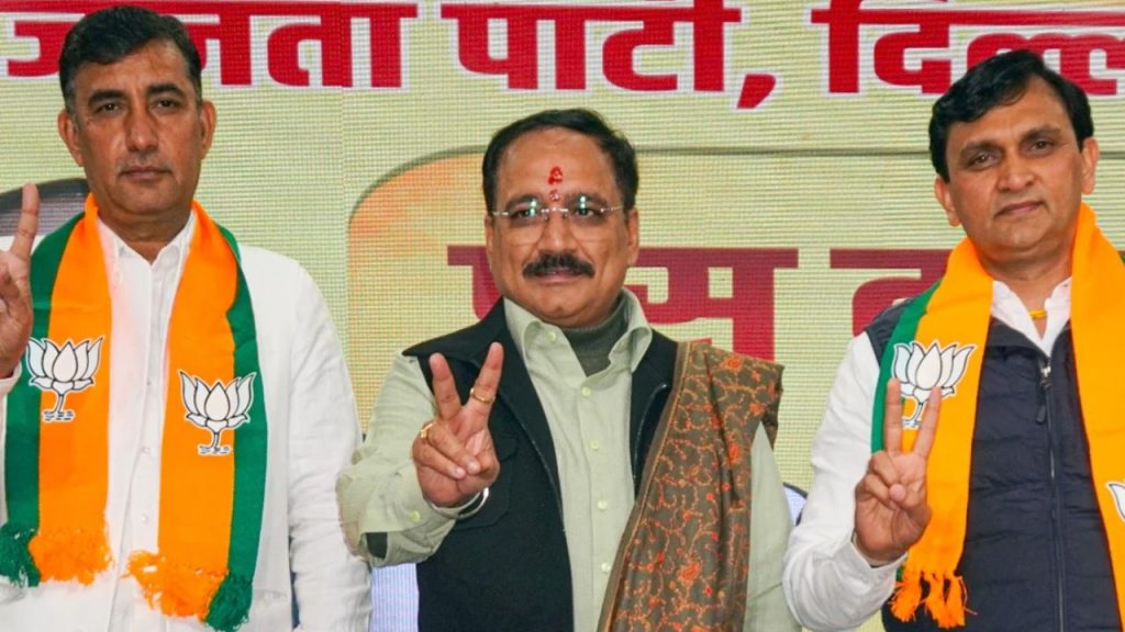 Delhi: AAP को एक और झटका, 3 पार्षद BJP में हुए शामिल