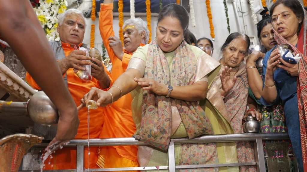 Mahashivratri 2025 : CM रेखा गुप्ता ने महाशिवरात्रि पर की ‘शिव साधना’, गौरी शंकर मंदिर में की पूजा-अर्चना 