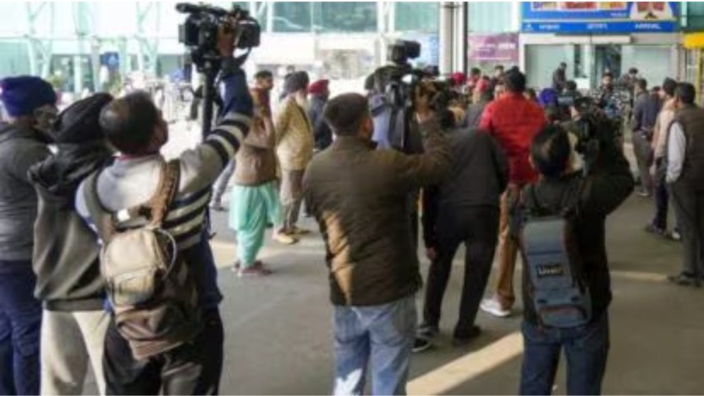 Indian Immigrants: अमेरिका से 104 भारतीय डिपोर्ट, अमृतसर में लैंड हुआ विमान