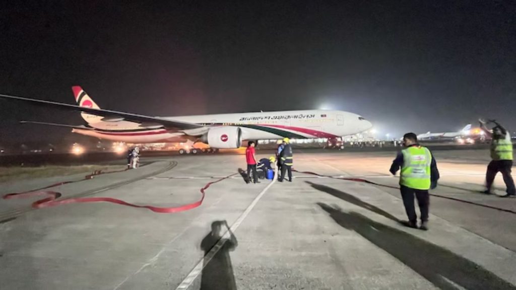 Bangladesh Plane Emergency Landing : भारत में हुई बांग्लादेशी प्लेन की इमरजेंसी लैंडिंग, दुबई जा रही थी फ्लाइट