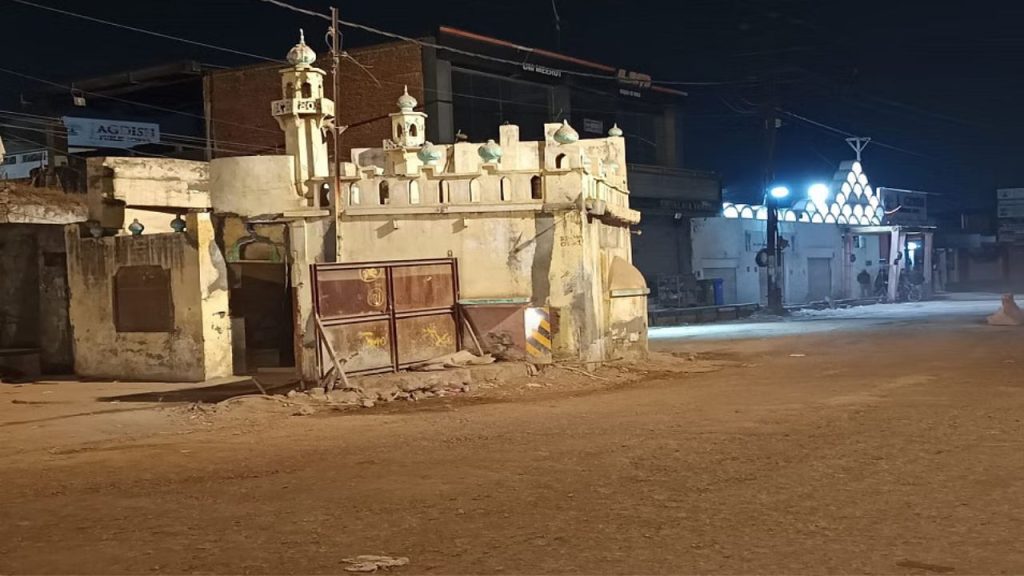 Meerut : पुरानी मस्जिद पर से चला हथौड़ा ! आधी रात को सड़क पर मचा हड़कंप 