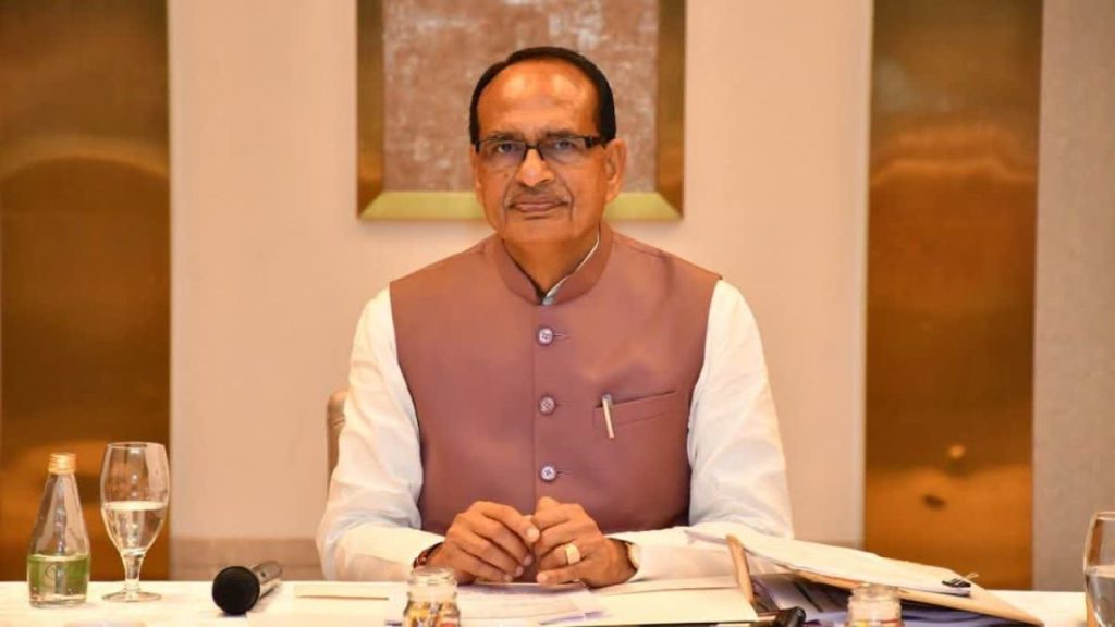 Shivraj Singh Chauhan : एयर इंडिया पर भड़के शिवराज सिंह चौहान, टूटी और धंसी हुई सीट मिलने पर जमकर लताड़ा