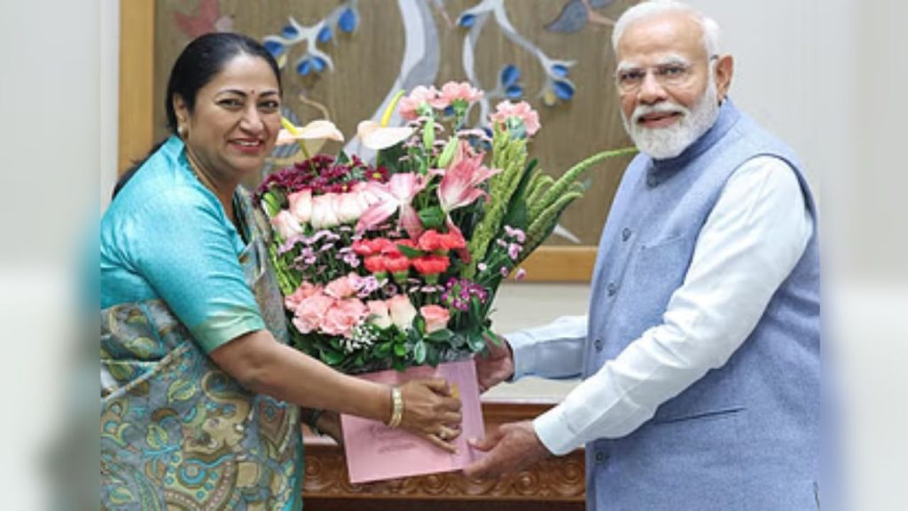 Delhi : PM मोदी से मिलीं CM रेखा गुप्ता, शपथ के बाद पहली बार की मुलाक़ात 