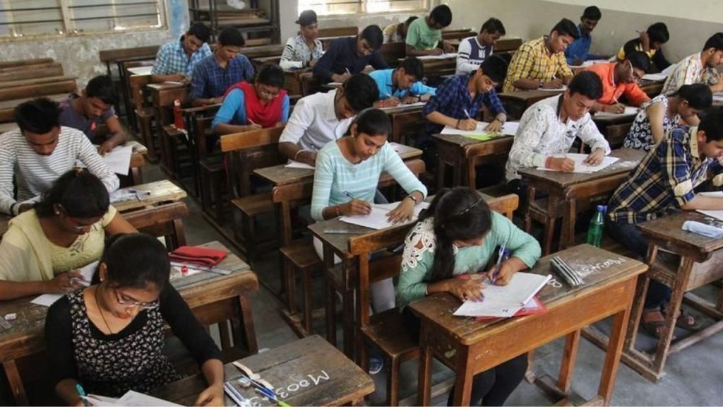 UP Board Exam : आज से शुरू हुई UP बोर्ड परीक्षा, प्रयागराज में महाकुंभ में स्थगित किए गए एग्जाम 