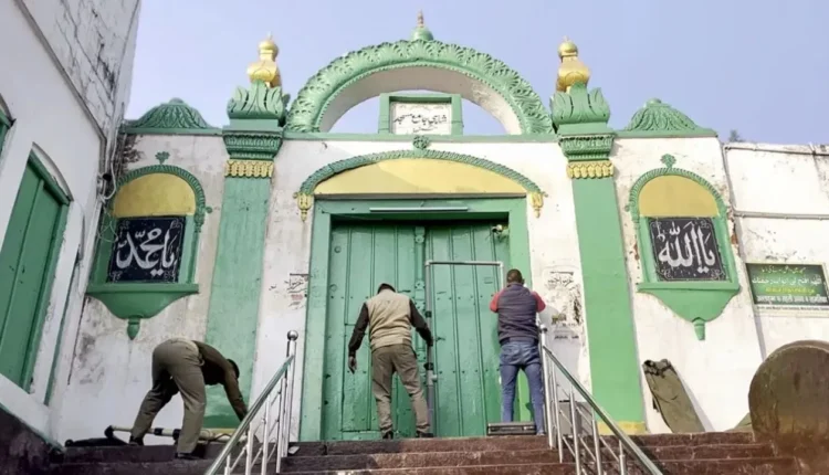 संभल में तिरपाल से ढकी जाएंगी मस्जिदें,होली के जुलूस को देखते हुए प्रशासन ने लिया फैसला