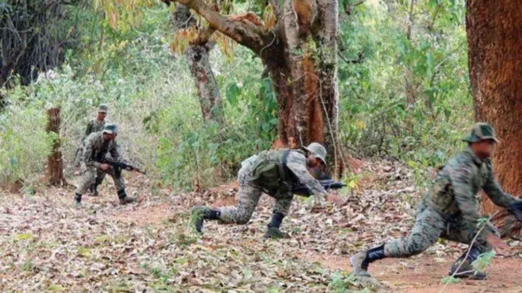Chhattisgarh : नक्सलियों और सुरक्षाकर्मियों के बीच तगड़ी मुठभेड, घने जंगल में रुक-रुककर हो रही फायरिंग