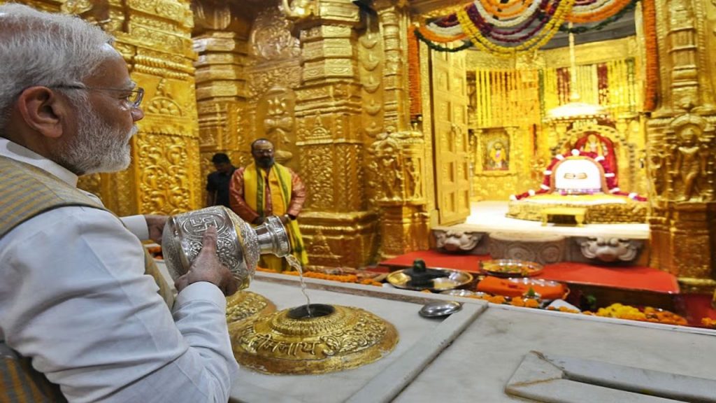 PM Modi : गुजरात दौरे पर पहुंचे PM मोदी, सोमनाथ मंदिर में करेंगे पूजा-अर्चना