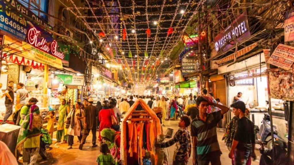 Ramadan 2025 : चांद के दीदार से शुरु हुआ रमजान का महीना, बाजारों में छाई रौनक