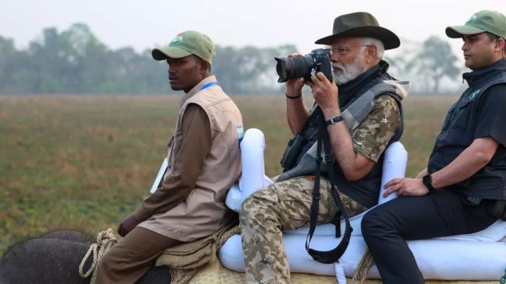 Gujarat : PM मोदी की लायन सफारी, गुजरात के जंगल में फोटोग्राफी का भी उठाया लुत्‍फ