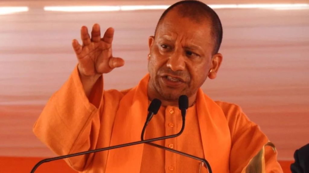 CM Yogi : बरसाना में CM योगी की होली, सभी को दीं ढेर सारी शुभकामनाएं