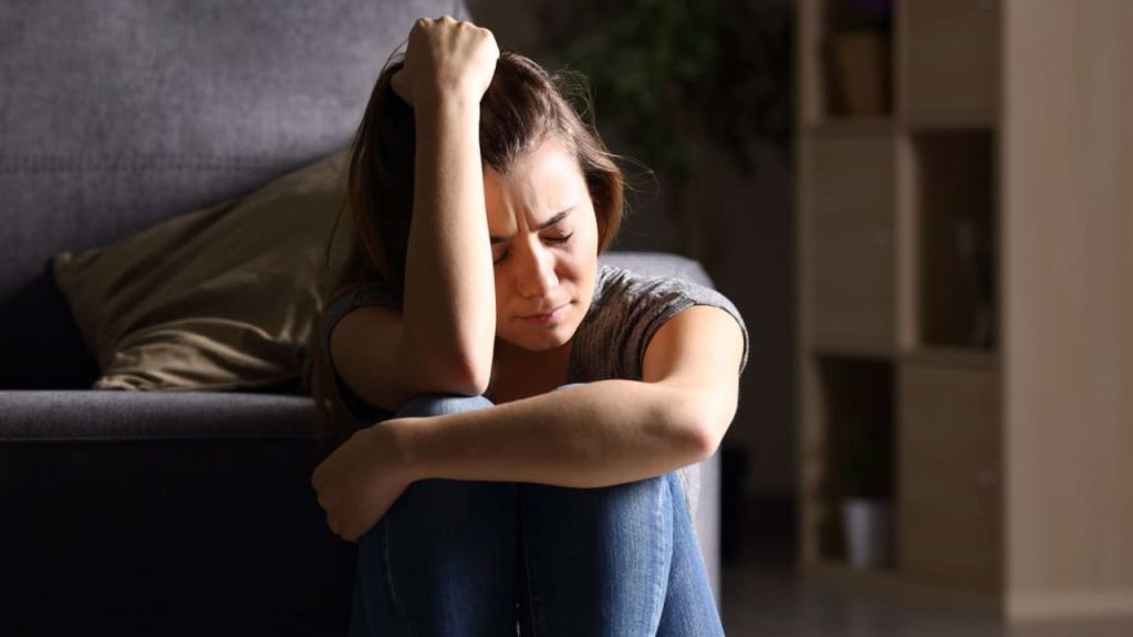Depression : पुरुषों की अपेक्षा महिला होती है ज्यादा डिप्रेशन का शिकार, जानें क्या है लक्षण ?