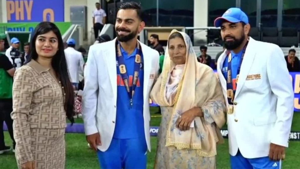 IND vs NZ Final : कोहली ने ट्रॉफी जीतने के बाद छुए शमी की मां के पैर, जीत लिया फैंस का दिल