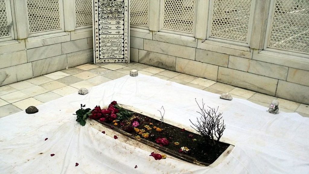 Aurangzeb Controversy : महाराष्ट्र से हटे कब्र! औरंगजेब की कब्र पर महाराष्ट्र में सियासत तेज, एकजुट हुई सभी पार्टियां