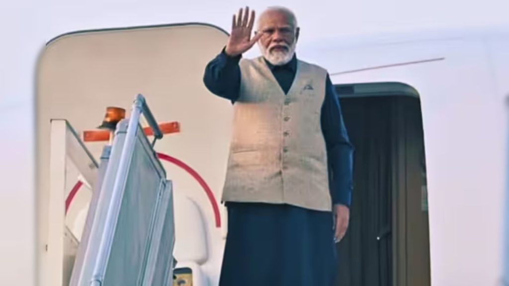 PM Modi : PM मोदी दो दिवसीय यात्रा पर पहुंचे मॉरीशस, किया गया भव्य स्वागत
