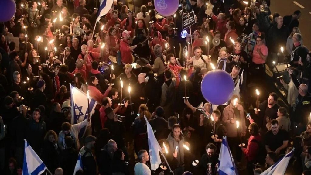 Israel : खतरे में नेतन्याहू की कुर्सी !  घर के बाहर जुटे प्रदर्शनकारी, क्या इजराइल में होगा तख्तापलट?