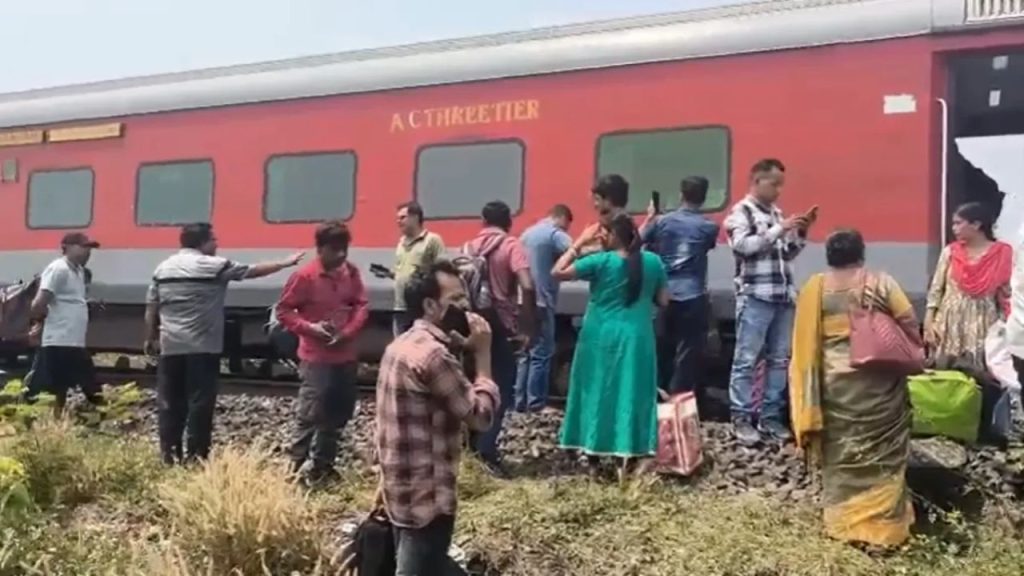 Odisha Train Accident : ओडिशा में बड़ा ट्रेन हादसा, पटरी से उतरे कामाख्या एक्सप्रेस के 11 AC कोच
