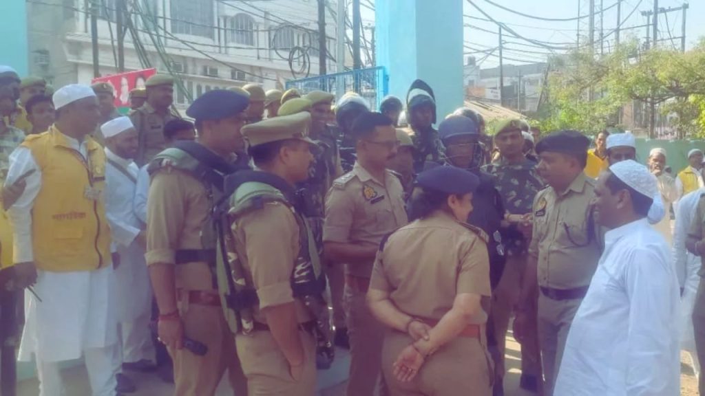 Eid 2025:  मुरादाबाद में पुलिस और नमाजियों के बीच हुई झड़प, सड़क पर नमाज अदा करने पर जबरदस्त हंगामा