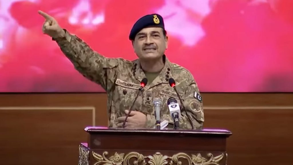 Asim Munir : असीम मुनीर के इस्तीफे की मांग, पाकिस्तान छोड़ भागा आर्मी चीफ का परिवार