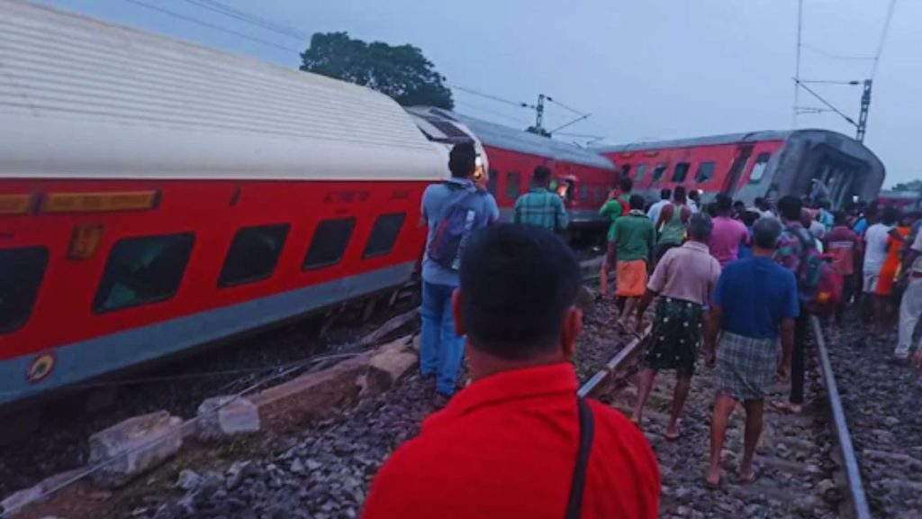 Jharkhand Train Accident: झारखंड में हुआ बड़ा रेल हादसा, आपस में भिड़ गईं 2 मालगाड़ियां, हादसे में 2 लोगों की गई जान