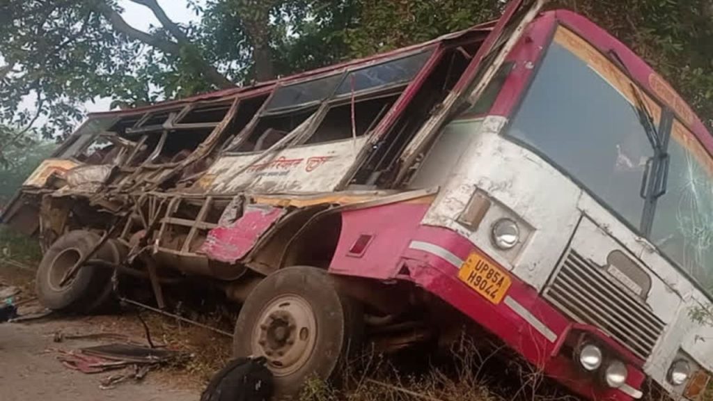 Uttar-Pradesh : बहराइच में हुआ भयंकर सड़क हादसा, मौके पर 5 लोगों की मौत, 11 घायल
