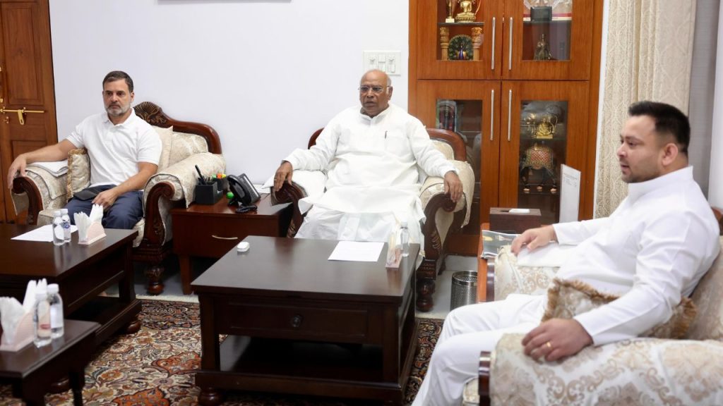 Rahul-Tejashwi : खरगे और राहुल संग बैठक के बाद तेजस्वी यादव का बयान, बोले “स्ट्रेटजी बताते तो नहीं…”