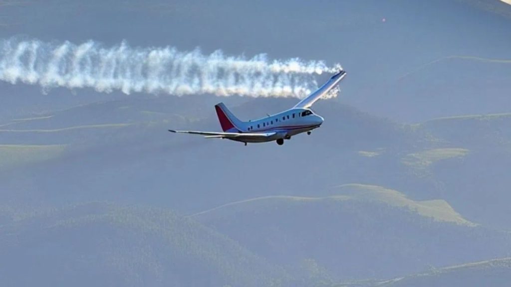 US Plane Hijack:  अमेरिका के पूर्व सैनिक ने प्लेन किया हाईजैक, 3 लोगों पर चाकू से वार….