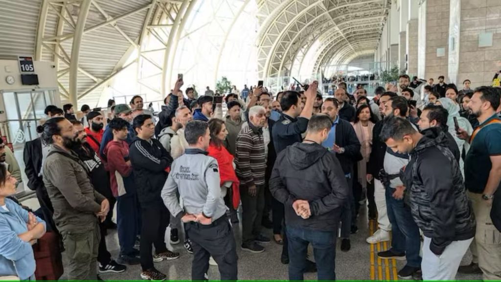 Turkey Airport Stranded: तुर्की एयरपोर्ट पर फंसे 250 से ज्यादा भारतीय! वजह जान रह जाएंगे हैरान
