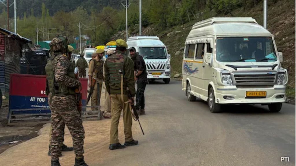 Pahalgam Terror Attack: आतंकी आदिल शेख के घर पर चला बुलडोजर,आसिफ का घर ब्लास्ट से उड़ाया…पहलगाम हमले के बाद तगड़ा एक्शन