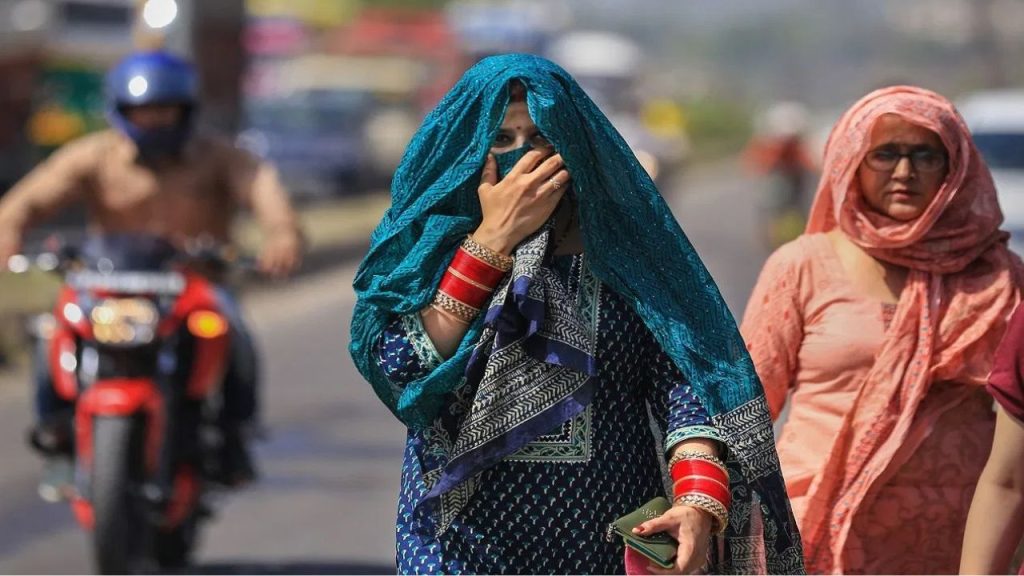 Delhi Weather Update : ‘हाय गर्मी’ दिल्ली में हीट का हाई अलर्ट, तपती गर्मी में पारा 42 डिग्री के पार