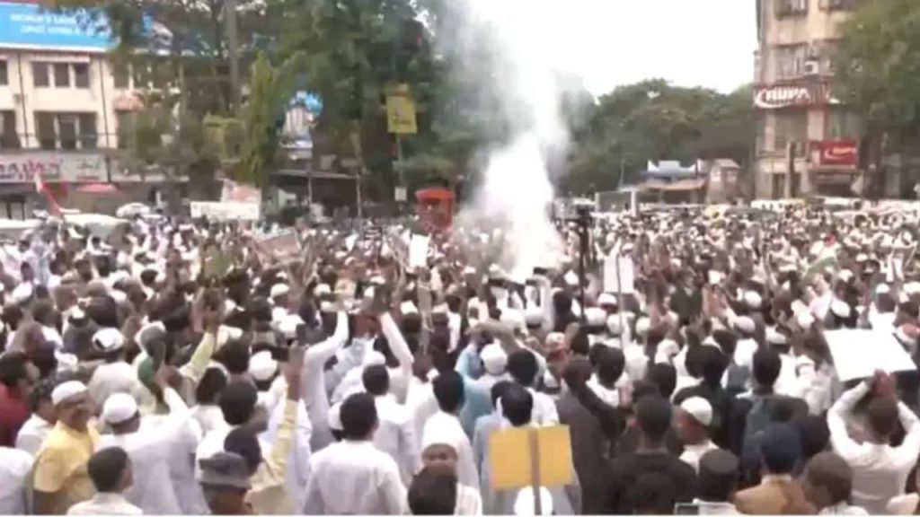 Waqf Amendment Bill : वक्फ के खिलाफ सड़क पर उतरे मुसलमान, पश्चिम बंगाल में जमकर हो रहा प्रदर्शन