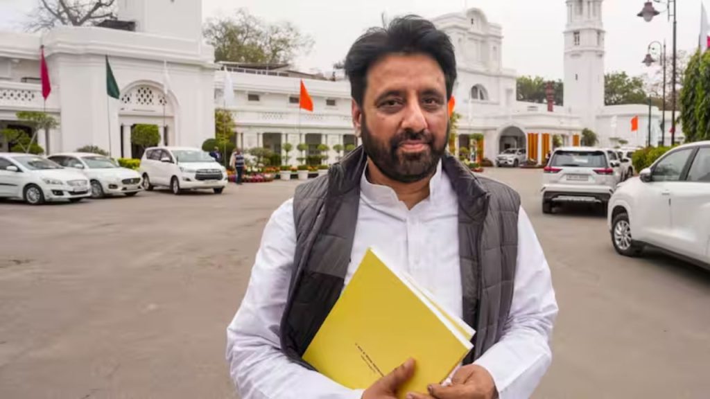 Waqf Amendment Bill : वक्फ के खिलाफ SC पहुंचे अमानतुल्लाह खान, मांग सुन ओवैसी भी रह गए दंग