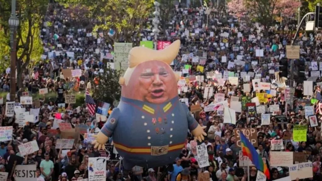 US Protest : ट्रंप के खिलाफ सड़कों पर उतरे लोग, देशभर में देखने को मिल रहा जनता का आक्रोश 