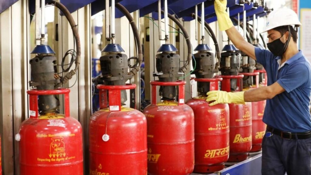 LPG Price Hike : महंगाई की ‘आग’! LPG गैस के दाम बढ़े, 50 रुपये हुआ महंगा