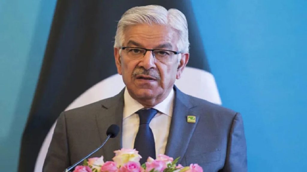 Pakistan Threats : पाकिस्तान की निकल गई हेकड़ी, रक्षा मंत्री ख्वाजा आसिफ बोले “हम युद्ध नहीं चाहते…” 