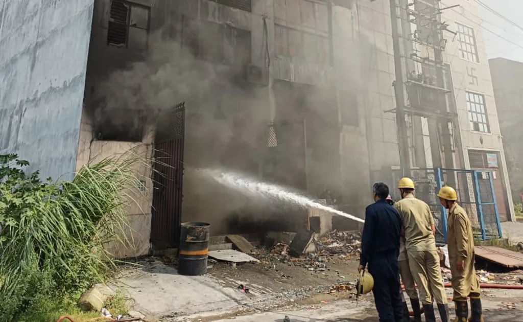 Delhi: बवाना की फैक्ट्री में भीषण आग और विस्फोट से इमारत गिरी, 17 दमकल गाड़ियां मौके पर पहुंचीं