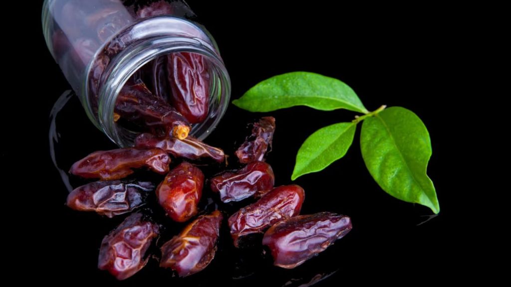 Benefits of Dates: मोटापा से है परेशान तो रोज खाली पेट खाएं खजूर, जानें फायदे