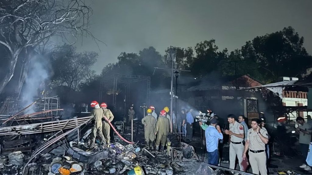 Delhi : ‘दिल्ली हाट’ में लगी भीषण आग, एक साथ 26 दुकानें जलकर हुई खाक