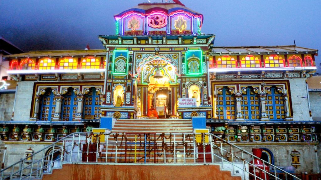 Badrinath Dham : बदरीनाथ धाम के कपाट खुले, 15 क्विंटल फूलों से सजाया गया है मंदिर