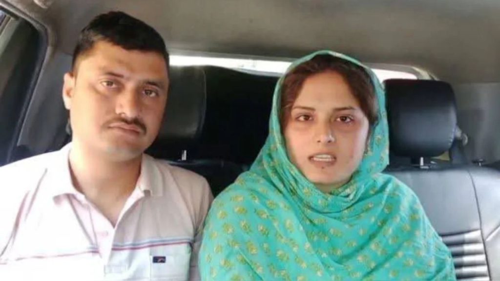 Munir Ahmed: सरकार के खिलाफ कोर्ट जाएगा बर्खास्त CRPF जवान, पाकिस्तानी महिला से निकाह करने पर बढ़ा बवाल