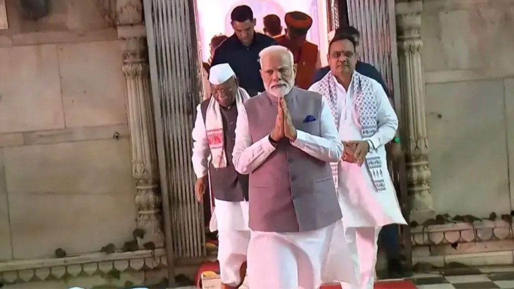 PM Modi Bikaner Visit : पीएम मोदी ने बीकानेर के मंदिर में दर्शन किए, ‘भारत माता’ के जयकारों से गूंजा देशनोक